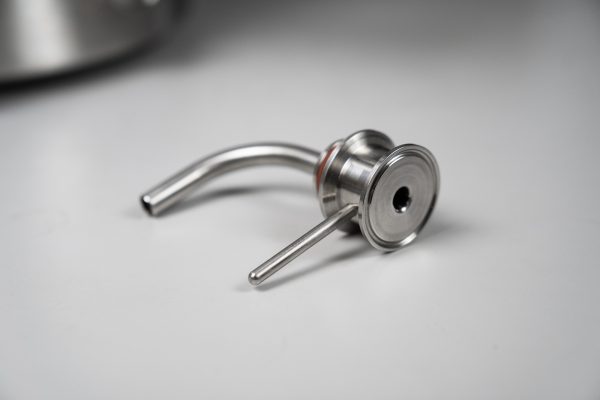 Rotating Dip Tube allows you to draw from above any hops or trub.